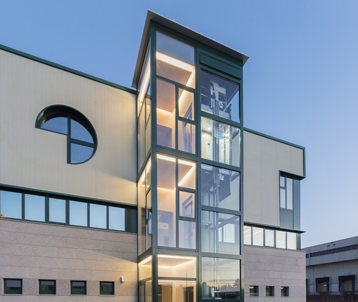 Creación de dos nuevos núcleos de escalera y elevador.