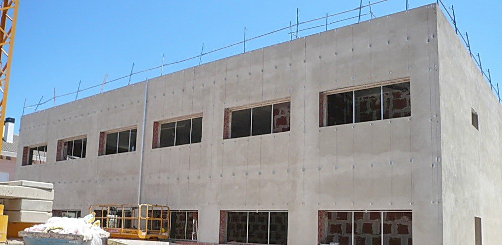 Demolición y picado exterior de revestimientos de fachada.