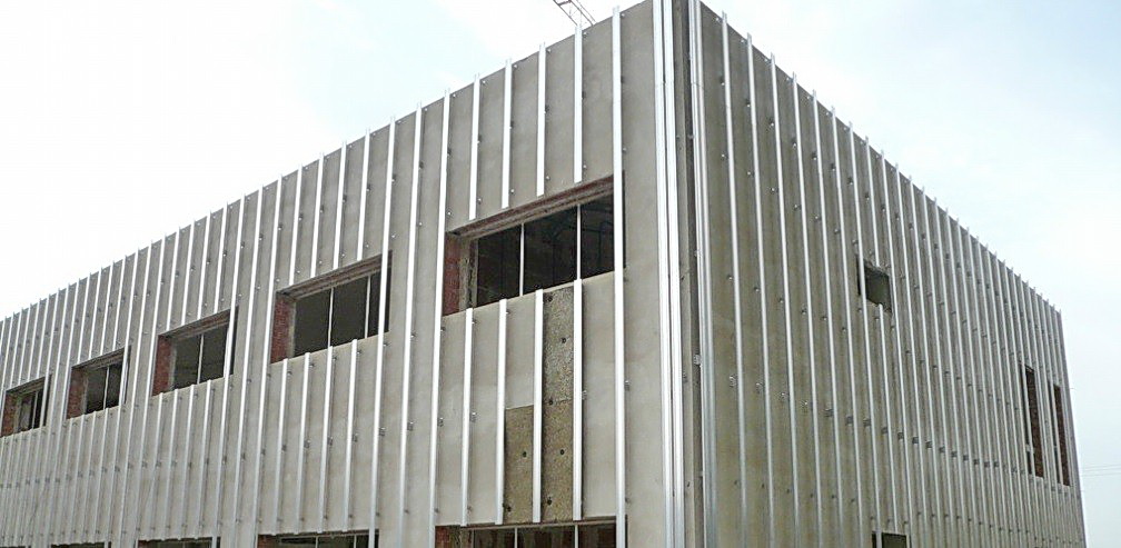 Instalación de perfiles de sujeción y apoyo de nueva cubrición de fachadas.