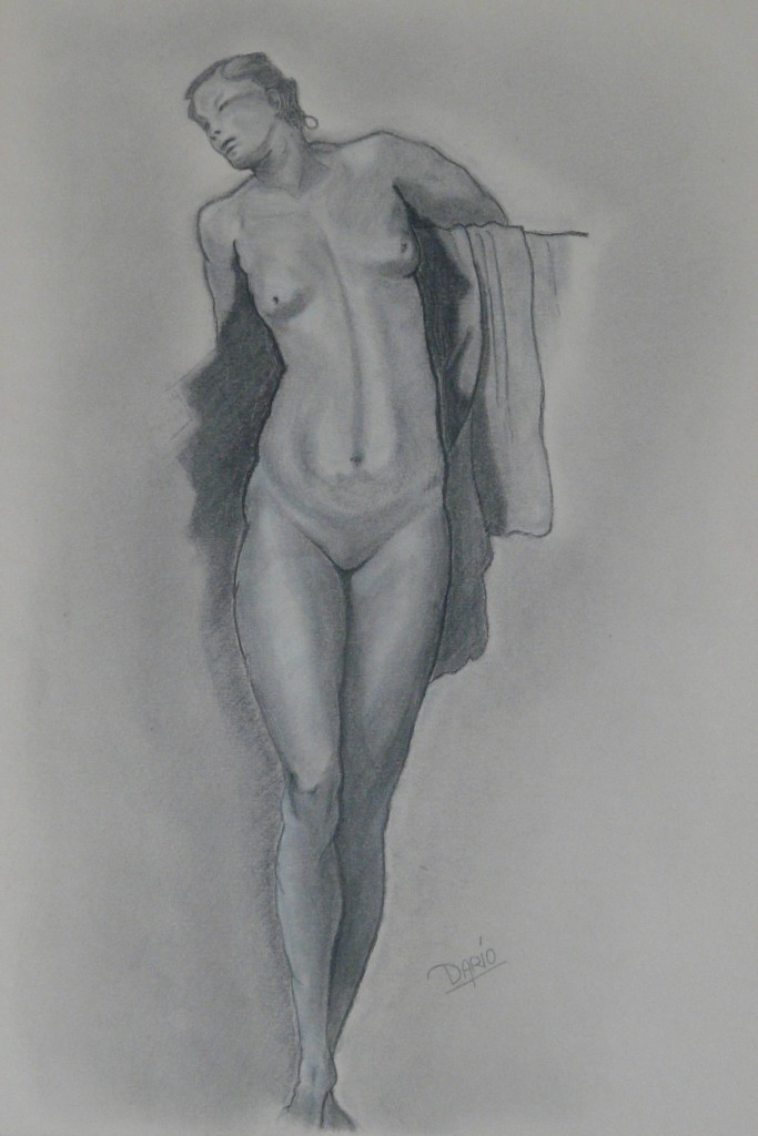 Mujer desnuda de pie